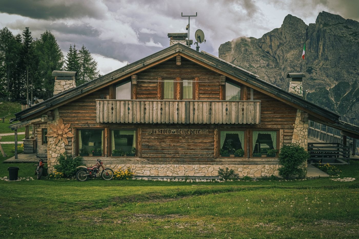 Refugiu alpin înconjurat de natură
